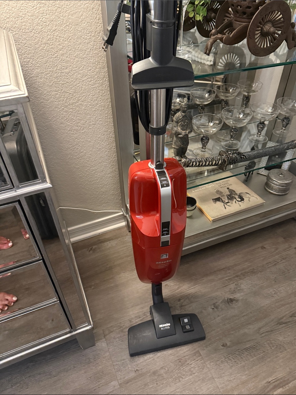 MIELE; Swing H1 Quick Step Universal Upright Vacuum, Mango Red